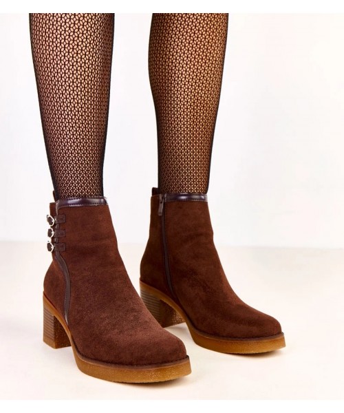 Rudi stiletto batai, puošti "Karena" sagtimis