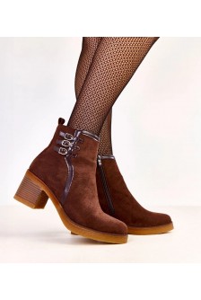 Rudi stiletto batai, puošti "Karena" sagtimis