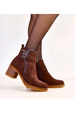 Rudi stiletto batai, puošti "Karena" sagtimis