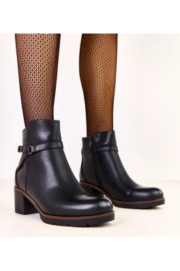 Juodi žemi stiletto batai su dekoratyviniu dirželiu Ballin