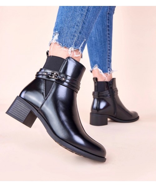 Juodi smailianosiai batai su dekoratyviniu dirželiu Lilua