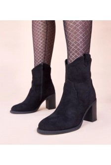 Juodos spalvos eko zomšos batai su kulnu iš "Mirmi