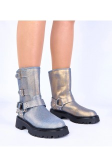 Mėlyni batai, puošti aukso blizgučiais puošta "Cara" sagtimi