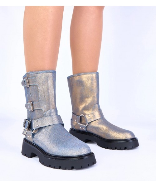 Mėlyni batai, puošti aukso blizgučiais puošta "Cara" sagtimi