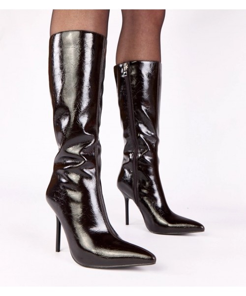 Rudi lakuoti bateliai ant kulno Kiara