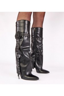 Juodi bateliai ant kulno su apsmukusiu viršumi, dekoruoti rože Ida