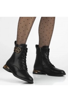 Juodi odiniai batai, puošti Ricko leopardo raštu