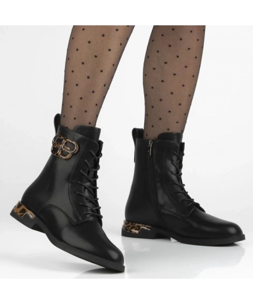 Juodi odiniai batai, puošti Ricko leopardo raštu