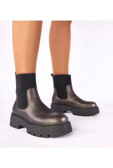 Berniece batai su metaline platforma ir elastinga viršutine dalimi