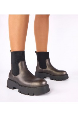 Berniece batai su metaline platforma ir elastinga viršutine dalimi