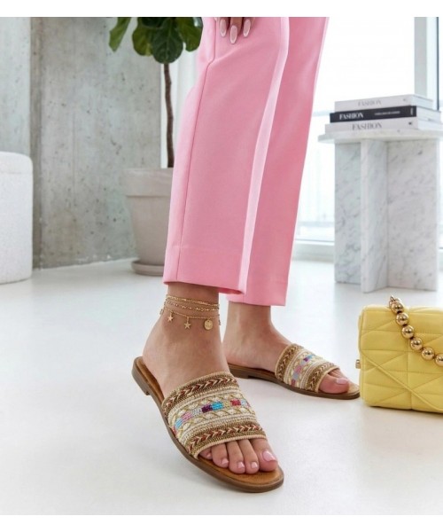 Smėlio spalvos šlepetės, puoštos spalvotomis pynėmis Isabelle