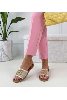 Baltos šlepetės, dekoruotos auksine Juliette sagtimi