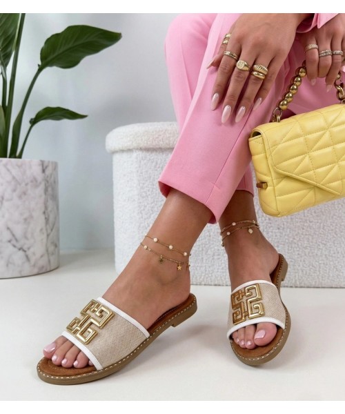 Baltos šlepetės, dekoruotos auksine Juliette sagtimi