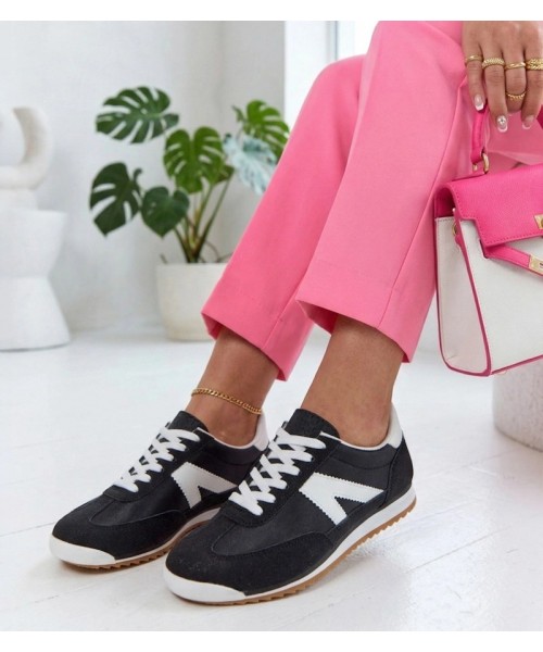 Juodi sportiniai bateliai su baltais elementais iš "Saga